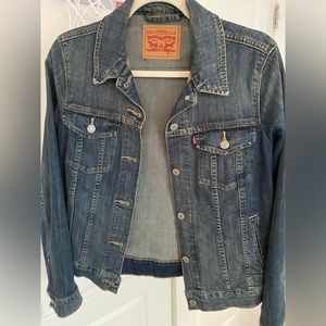 Levi’s Trucker short jean jacket. Size L